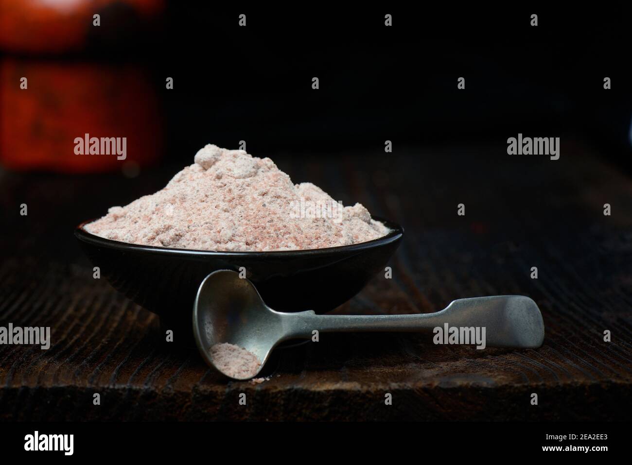 Kala Namak, sel moulu avec une cuillère dans un bol, sel indien, sel noir, sel noir, Inde Banque D'Images