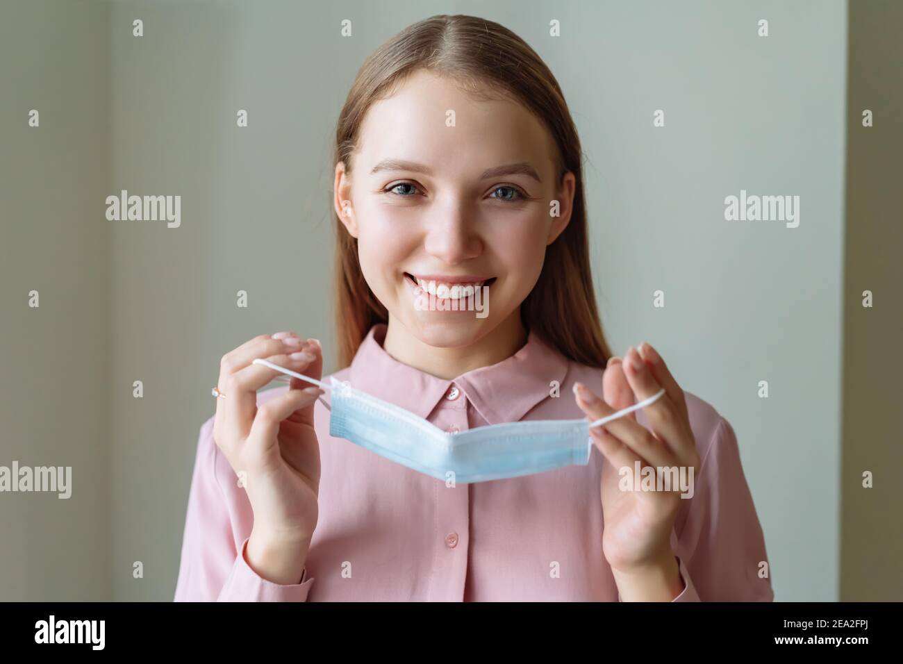 Femme portant un masque de protection contre la maladie. Un attrait pour rester à la maison. Concept de coronavirus. Banque D'Images