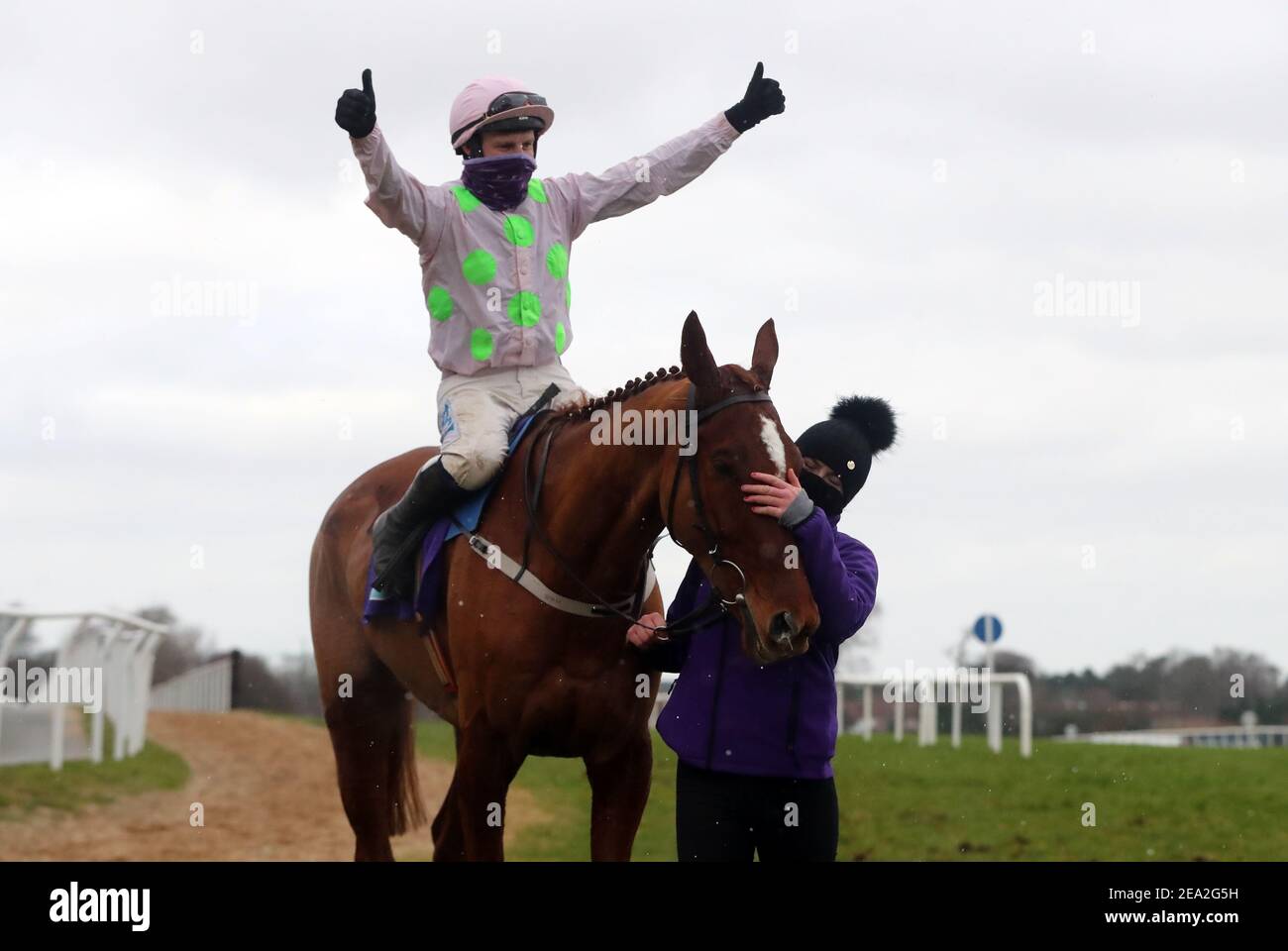 Le monkfish et le jockey Paul Townend fêtent la victoire du Flocas Novice Chase lors du deuxième jour du Dublin Racing Festival à l'hippodrome de Leopardstown. Date de la photo: Dimanche 7 février 2021. Banque D'Images
