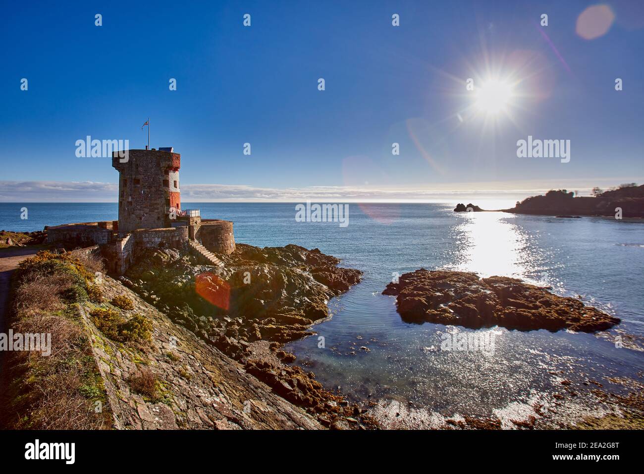 Image de la baie d'Archirondel avec la tour napoléonienne du Jersey tôt par une journée ensoleillée. Jersey, îles Anglo-Normandes Banque D'Images