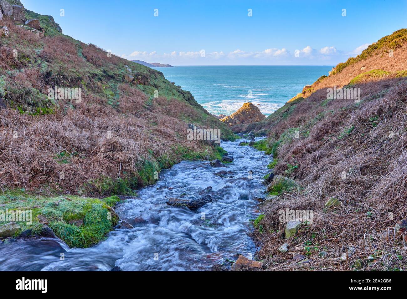 Image d'un ruisseau dans une vallée du Nord Sentiers côtiers dans les îles du canal de Jersey Banque D'Images