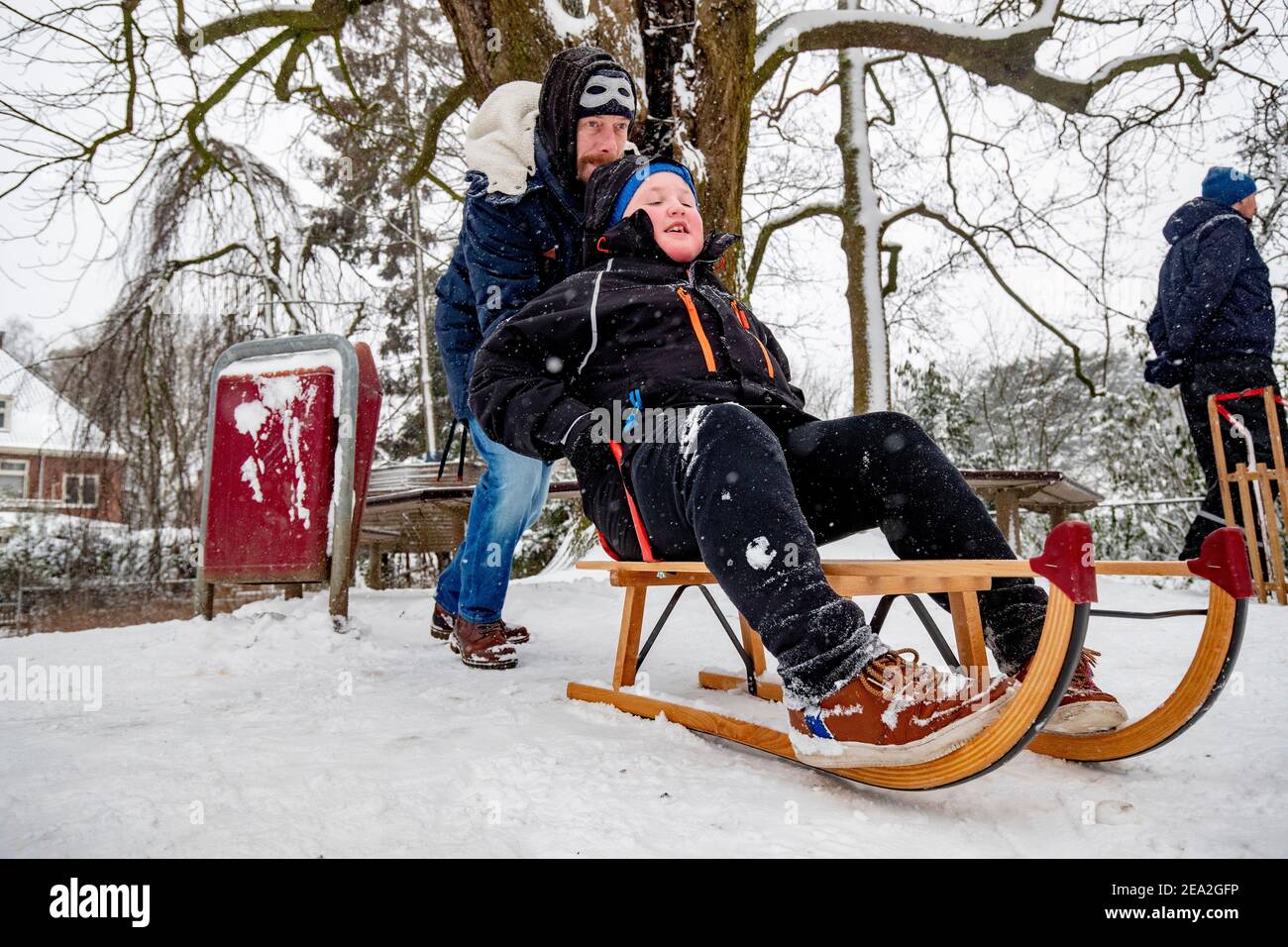 DORDRECHT, PAYS-BAS - FÉVRIER 7 : un enfant s'amuse sur un traîneau dans la neige le 7 février 2021 à Dordrecht, pays-Bas. La tempête Darcy devrait apporter de la neige épaisse qui pourrait durer jusqu'à vendredi, la première tempête de neige en dix ans. (Photo de Niels Wenstedt/BSR Agency/Alay Live News) Banque D'Images