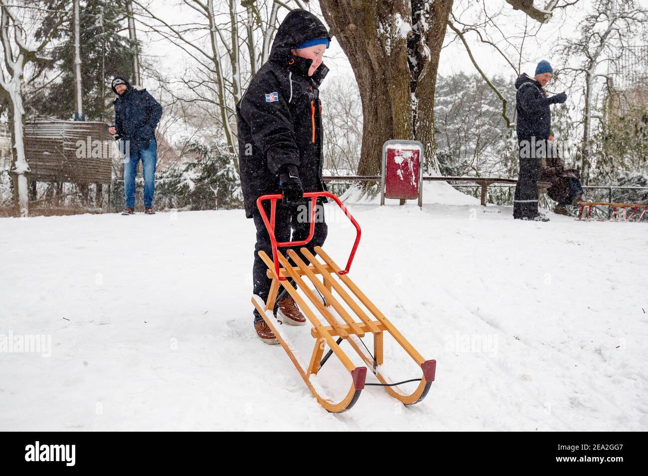 DORDRECHT, PAYS-BAS - FÉVRIER 7 : un enfant s'amuse sur un traîneau dans la neige le 7 février 2021 à Dordrecht, pays-Bas. La tempête Darcy devrait apporter de la neige épaisse qui pourrait durer jusqu'à vendredi, la première tempête de neige en dix ans. (Photo de Niels Wenstedt/BSR Agency/Alay Live News) Banque D'Images