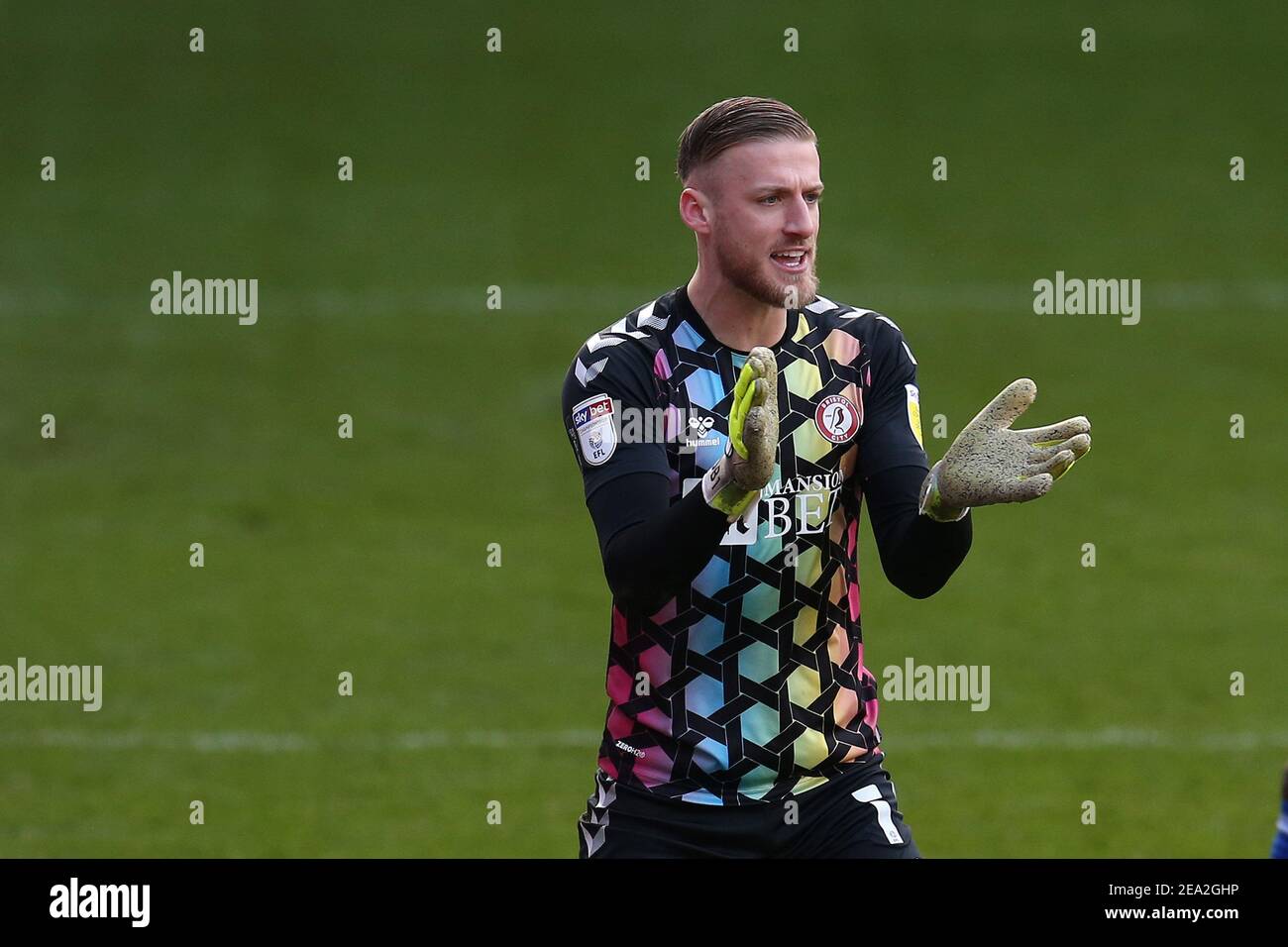 Bristol, Royaume-Uni. 06e février 2021. Daniel Bentley, gardien de but de la ville de Bristol, regarde dessus. EFL Skybet Championship Match, Bristol City et Cardiff City au stade Ashton Gate à Bristol, Avon, le samedi 6 février 2021. Cette image ne peut être utilisée qu'à des fins éditoriales. Utilisation éditoriale uniquement, licence requise pour une utilisation commerciale. Aucune utilisation dans les Paris, les jeux ou les publications d'un seul club/ligue/joueur. photo par Andrew Orchard/Alay Live News Banque D'Images