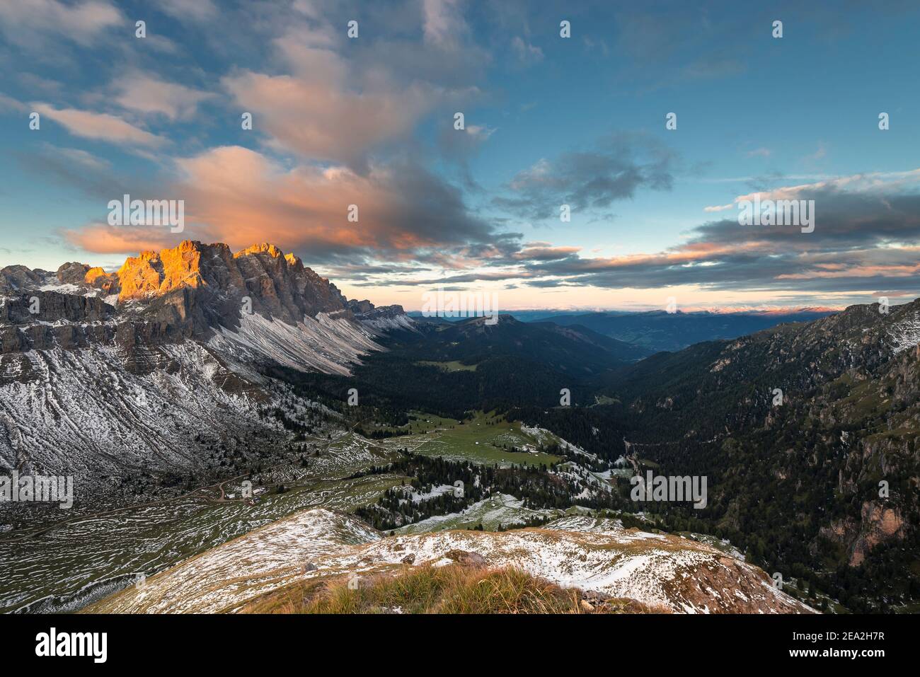 Les nuages, les falaises et les sommets des montagnes Puez-Odle brillent d'or au soleil au lever du soleil sur les Dolomites, vallée de Villnöß, Sout Tyrol, Italie Banque D'Images