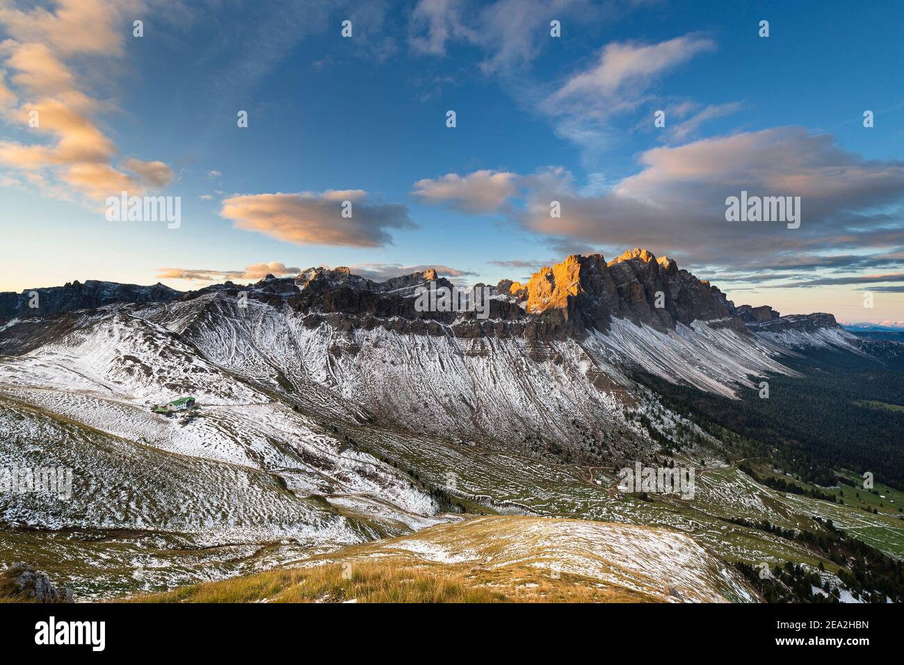 Les nuages, les falaises et les sommets des montagnes Puez-Odle brillent d'or au soleil au lever du soleil sur les Dolomites, vallée de Villnöß, Sout Tyrol, Italie Banque D'Images