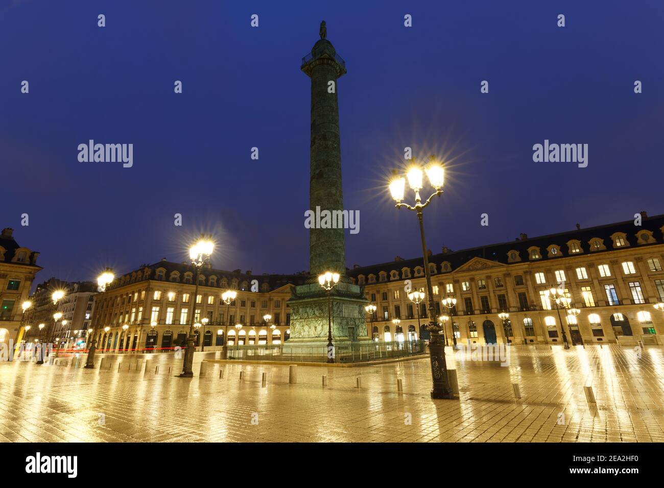 La colonne Vendôme , la place Vendôme à la nuit des pluies, Paris, France. Banque D'Images