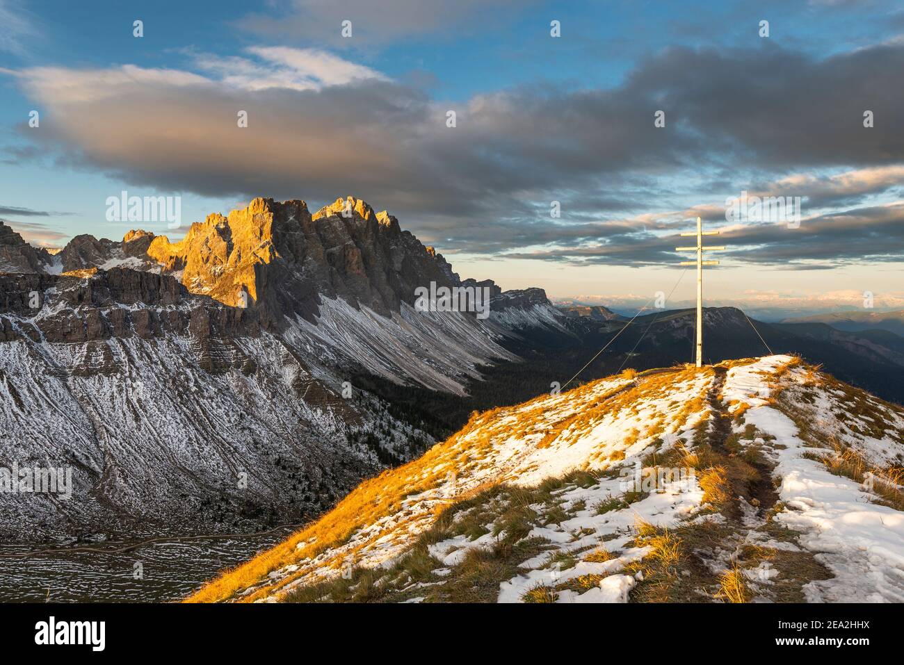 Sommet de la croix de Zendleser Kofel et vue sur les montagnes de Puez-Odle dans les Dolomites en automne sous le soleil du matin, Tyrol du Sud, Italie Banque D'Images