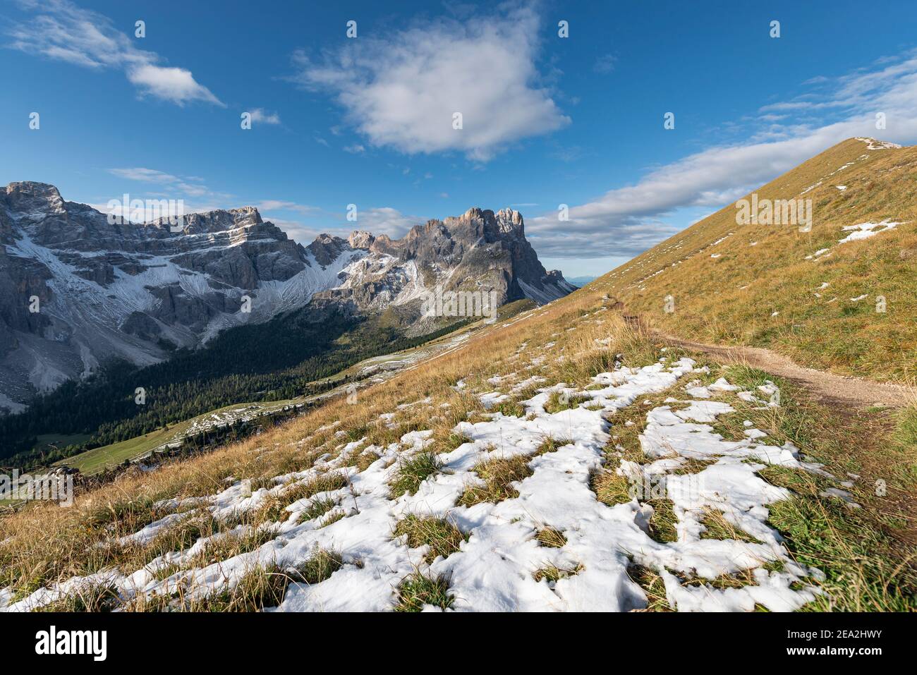 Sentier sur le paysage d'automne à Medalgesalm alp en face de dans les montagnes rocheuses Puez-Odle au soleil du matin, Dolomites, Tyrol du Sud, Italie Banque D'Images