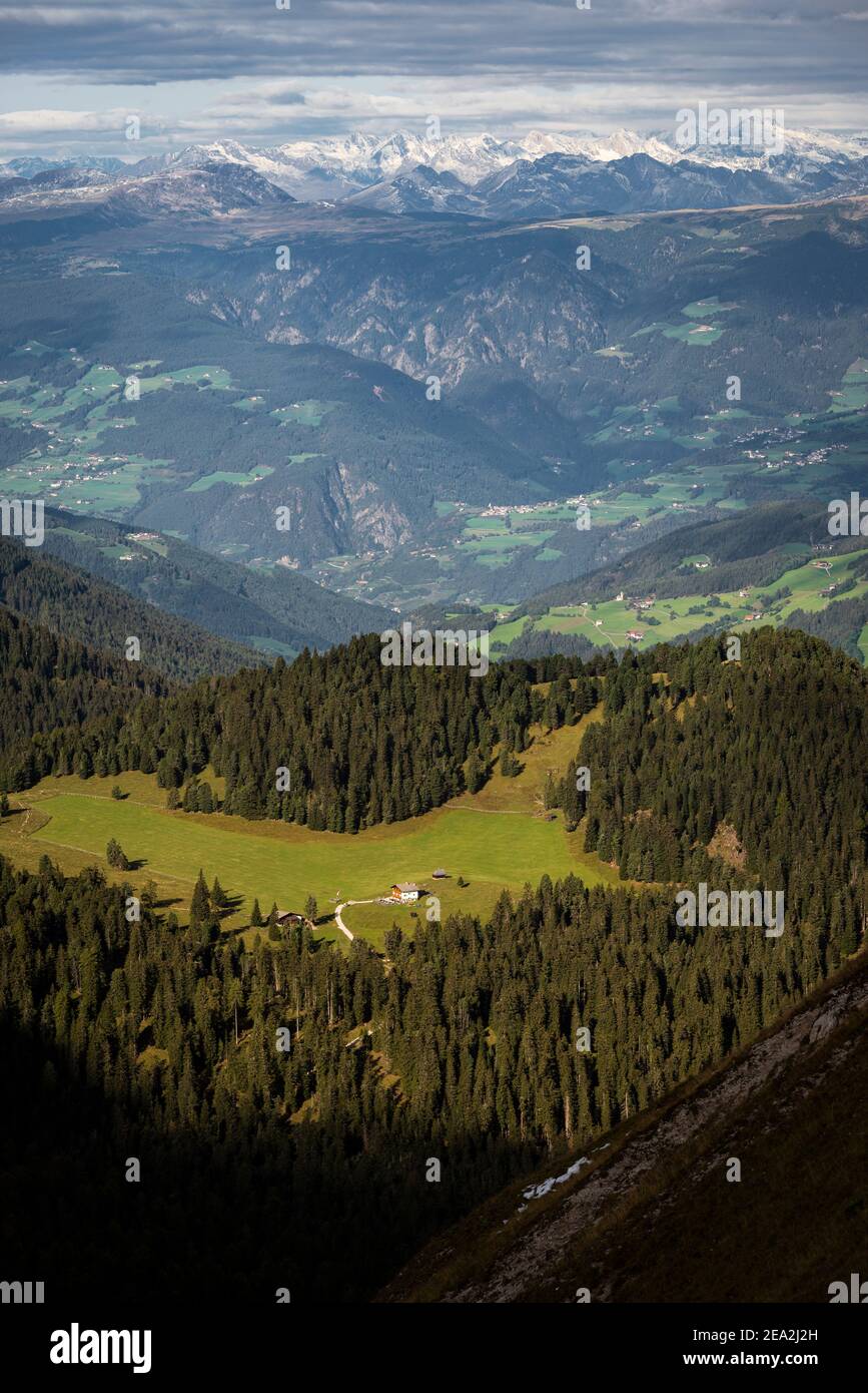 Paysage d'automne dans les montagnes Puez-Odle dans les Dolomites avec le Geisleralm en face des Alpes Sarntal et du Groupe Ortler, Tyrol du Sud, Italie Banque D'Images