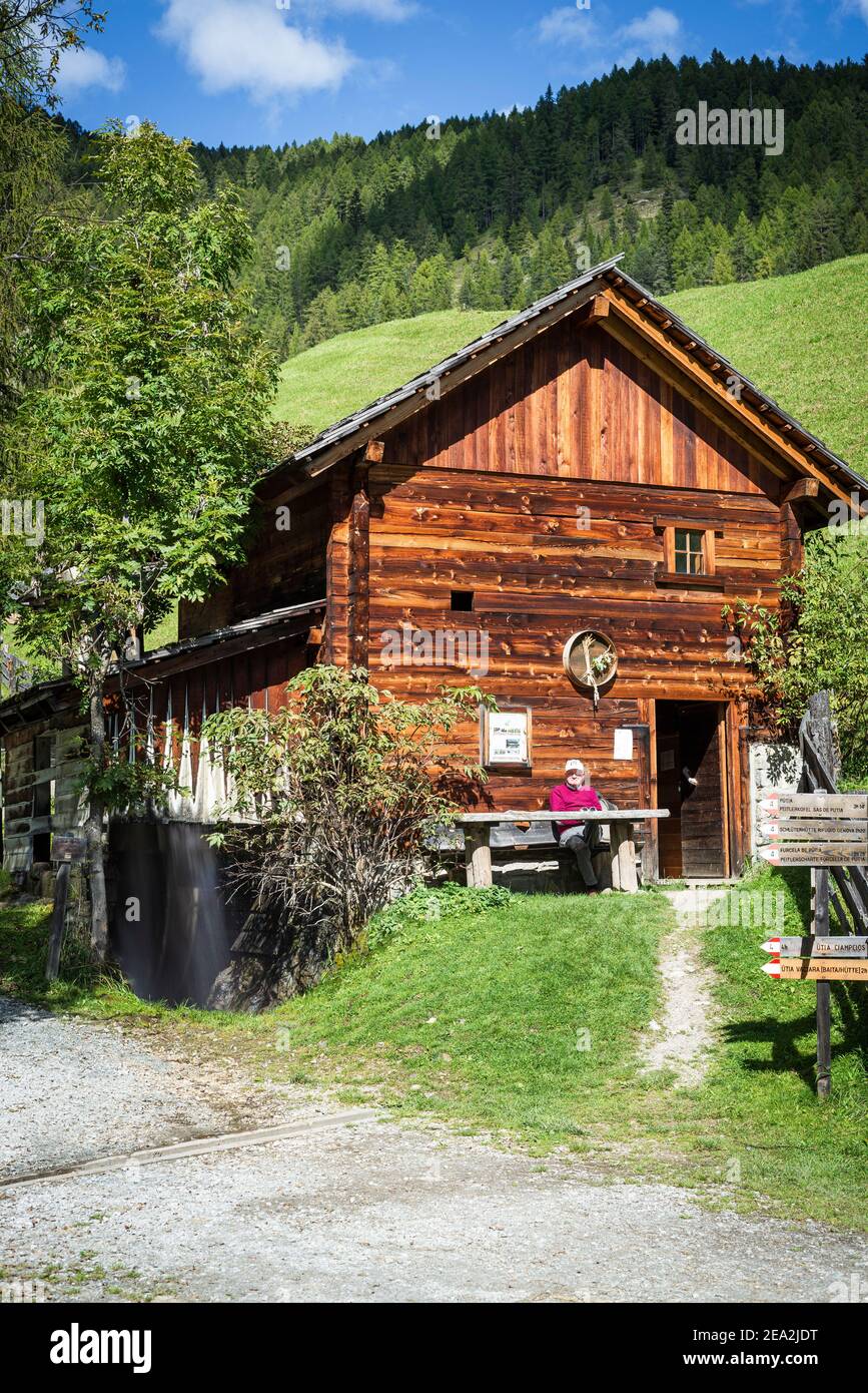Chalet rustique en rondins d'un moulin à farine historique avec roue à eau dans la vallée du moulin de Cammill, Tyrol du Sud, Italie Banque D'Images
