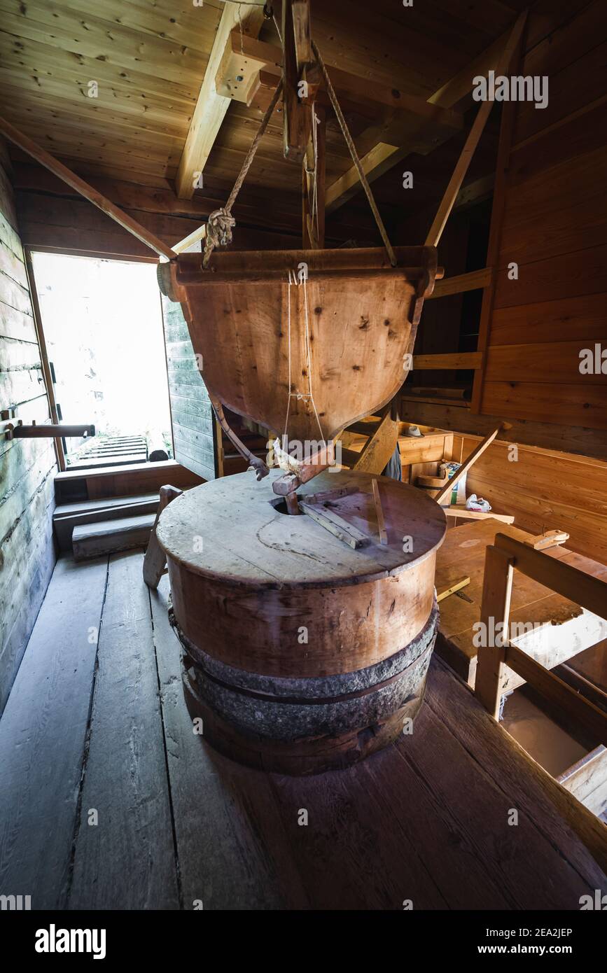 Meules en bois à l'intérieur du moulin à farine historique dans la vallée du moulin du village de Cammill, Dolomites du Tyrol du Sud, Italie Banque D'Images