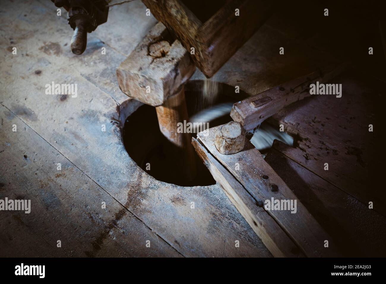 Meules en bois à l'intérieur du moulin à farine historique dans la vallée du moulin du village de Cammill, Dolomites du Tyrol du Sud, Italie Banque D'Images