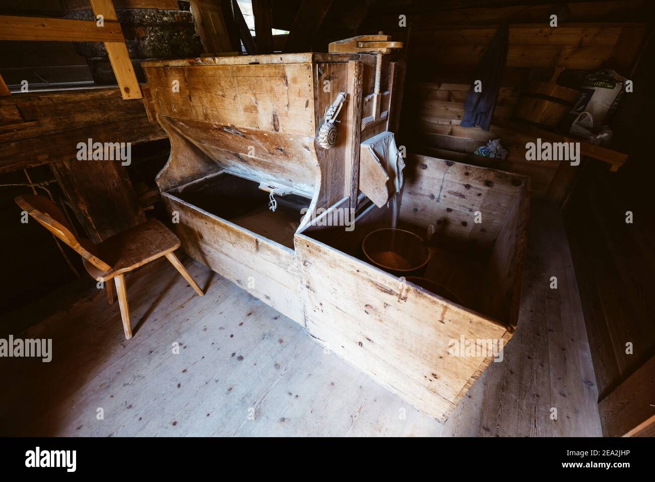 Meules en bois à l'intérieur du moulin à farine historique dans la vallée du moulin du village de Cammill, Dolomites du Tyrol du Sud, Italie Banque D'Images