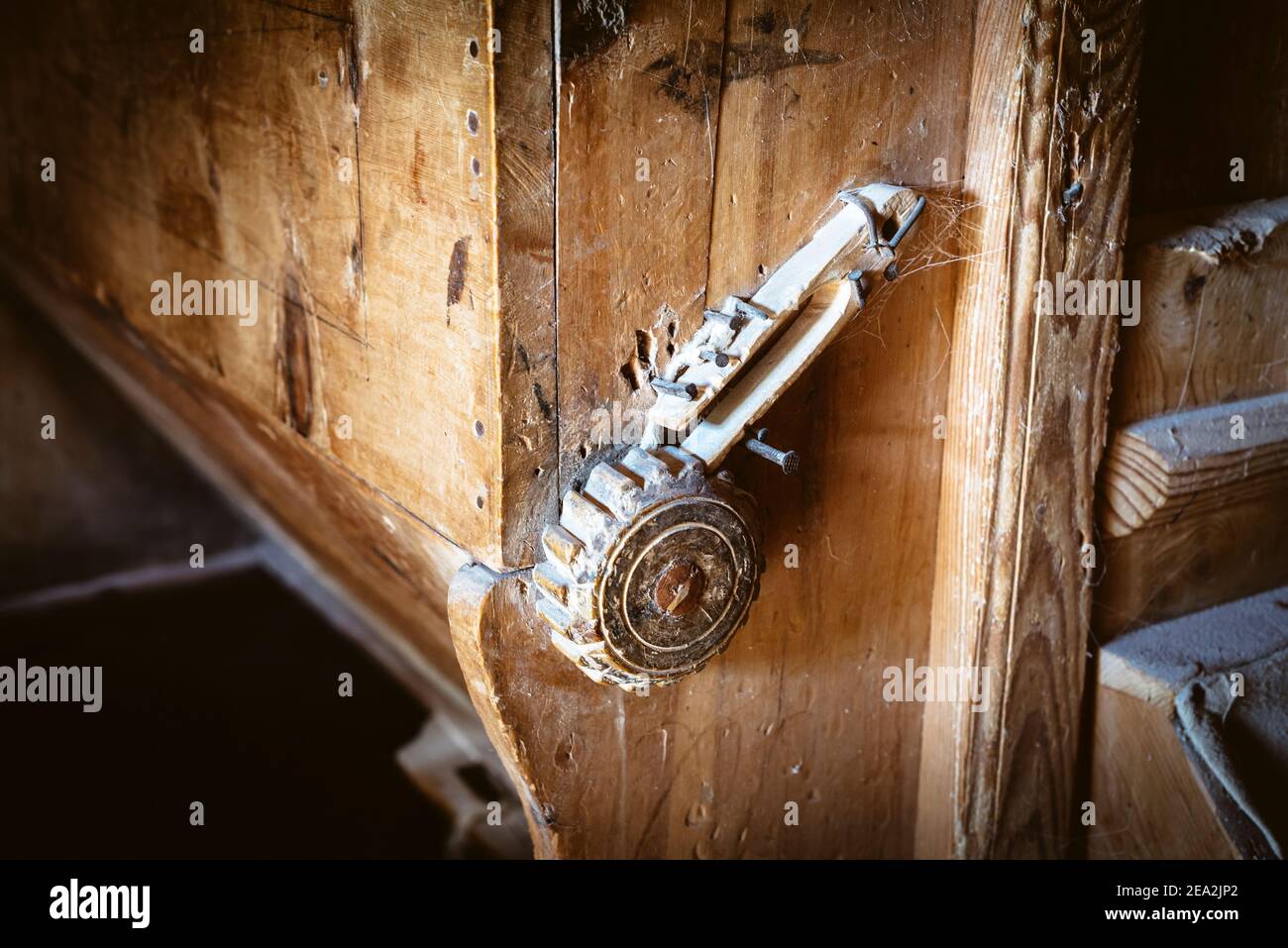 Meules en bois à l'intérieur du moulin à farine historique dans la vallée du moulin du village de Cammill, Dolomites du Tyrol du Sud, Italie Banque D'Images