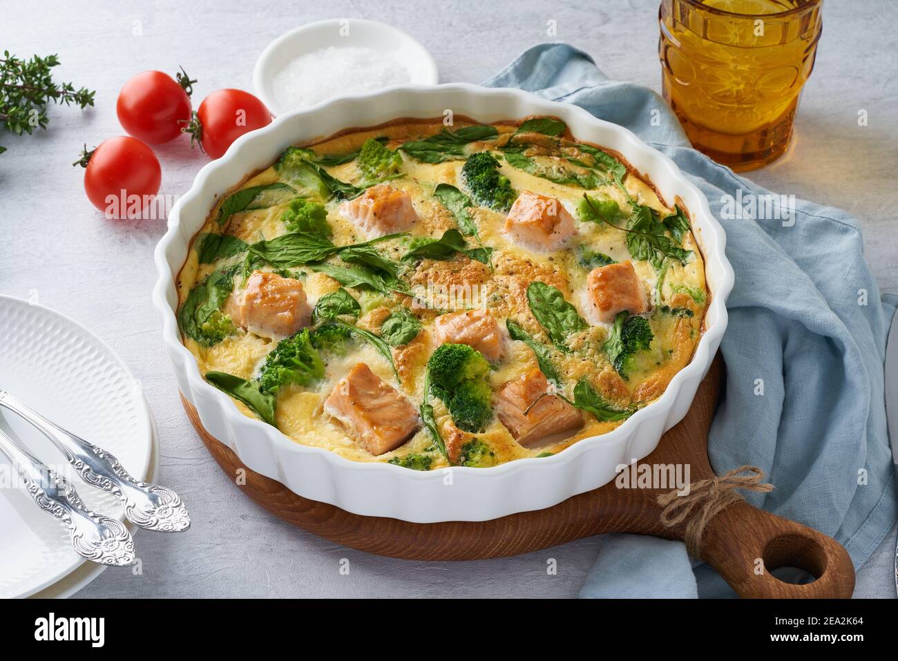 Frittata à base d'œufs, omelette au saumon, brocoli et épinards. Quiche sans poussière avec œufs Banque D'Images