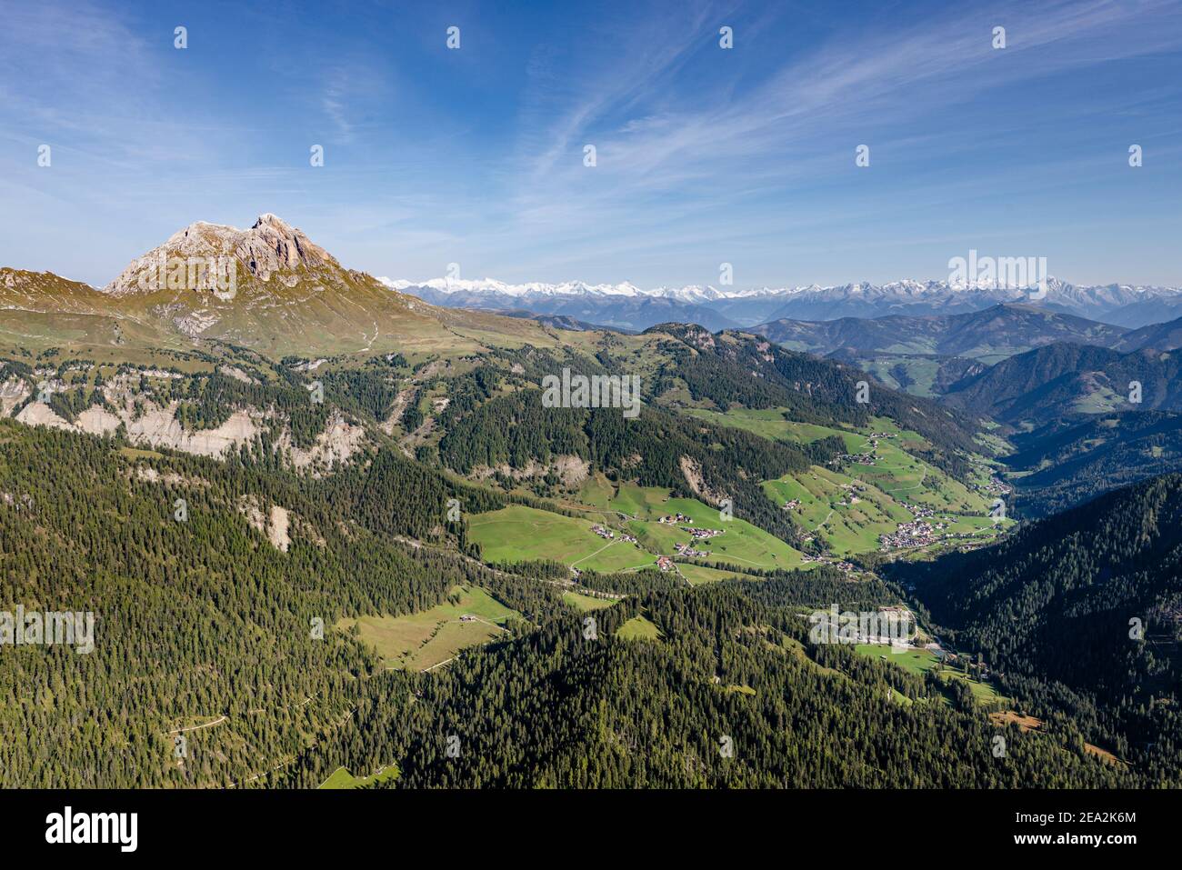 La vallée de Campill avec le Peitlerkofel dans les Dolomites contre le panorama de la principale crête alpine en automne soleil, Tyrol du Sud, Italie Banque D'Images