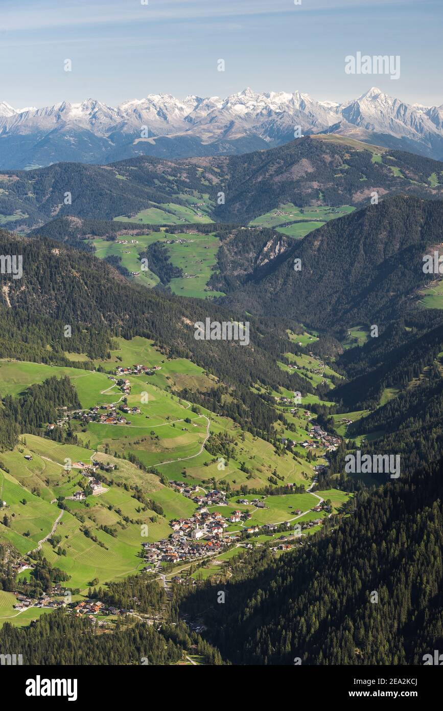 La vallée de Campied et village dans les Dolomites contre le panorama de la neige principale crête alpine en automne au soleil, Tyrol du Sud, Italie, Europe Banque D'Images