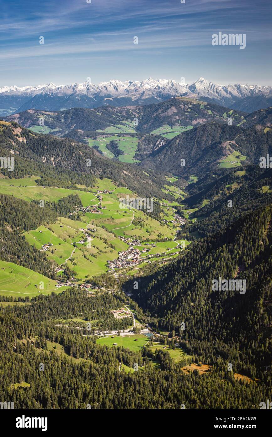 La vallée de Campied et village dans les Dolomites contre le panorama de la neige principale crête alpine en automne au soleil, Tyrol du Sud, Italie, Europe Banque D'Images