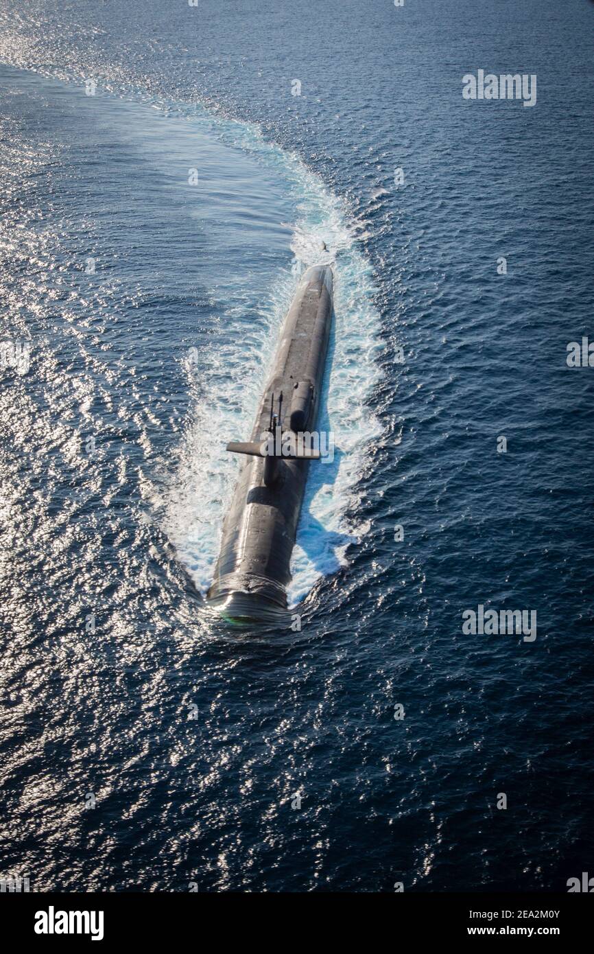 Le sous-marin de missiles guidés de classe Ohio de la Marine américaine lors d'un exercice d'intégration dans la mer des Philippines le 2 février 2021 au large de la côte d'Okinawa, au Japon. Banque D'Images