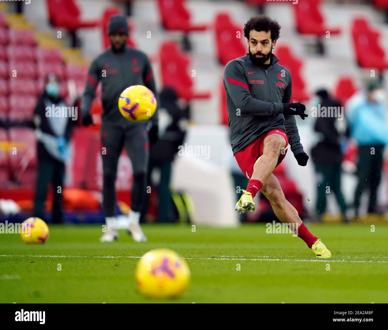 Mohamed Salah de Liverpool s'échauffe avant le match de la Premier League à Anfield, Liverpool. Date de la photo: Dimanche 7 février 2021. Banque D'Images