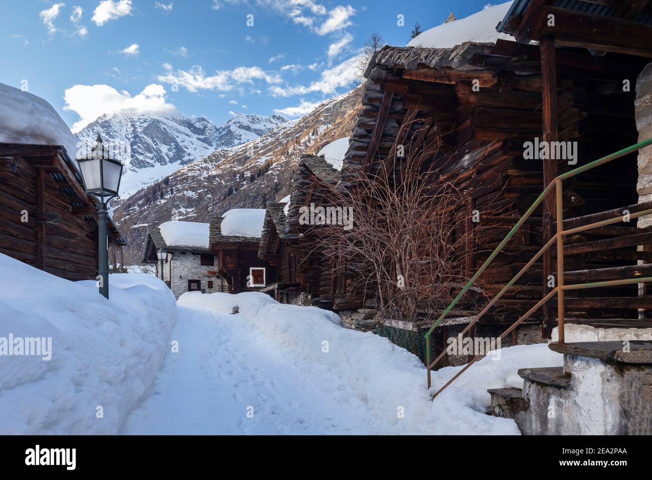 Vue sur les vieilles maisons walser de Staffa, Macugnaga, en hiver. Macugnaga, Vallée d'Anzasca, province de Verbano Cusio Ossola, Piémont, Italie. Banque D'Images