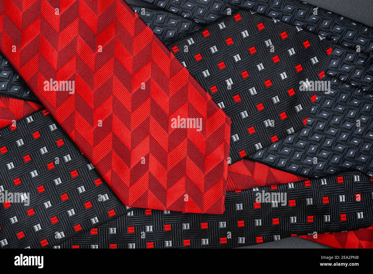 Plusieurs cravates pour hommes, accessoires élégants, vue du dessus, pose à plat. Fête des pères, achat et concept de carte de vœux Banque D'Images