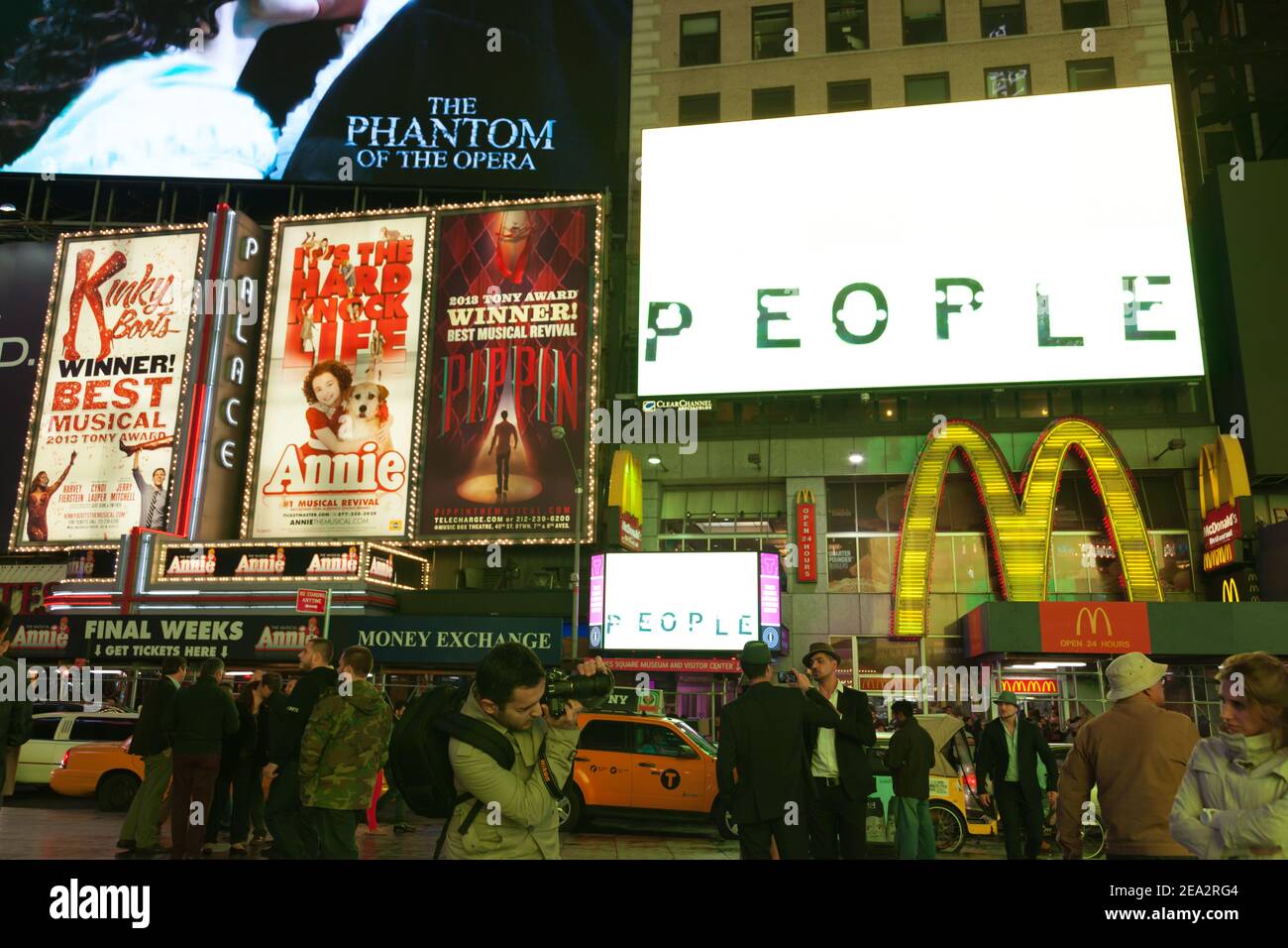 Broadway à NYC . Rue de nuit broadway dans la ville de New York . Les gens sont avant des madonnades et le théâtre sur des publicités de backgound. NEW YORK, ÉTATS-UNIS - SEPTEMBRE 20, Banque D'Images