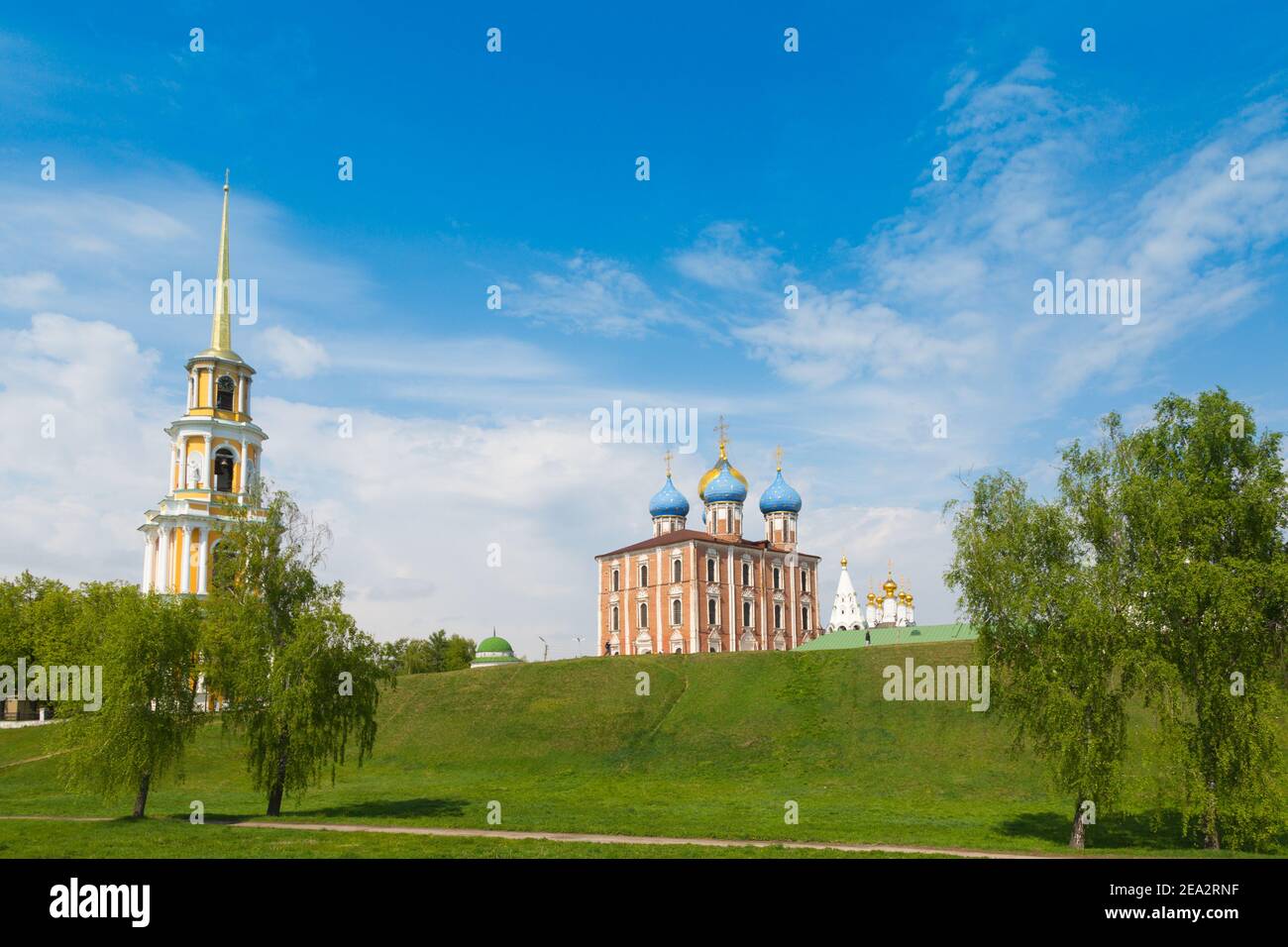 La ville de Ryazan est en été en Russie. Le Kremlin. Au premier plan se trouve l'arbre urbain Banque D'Images