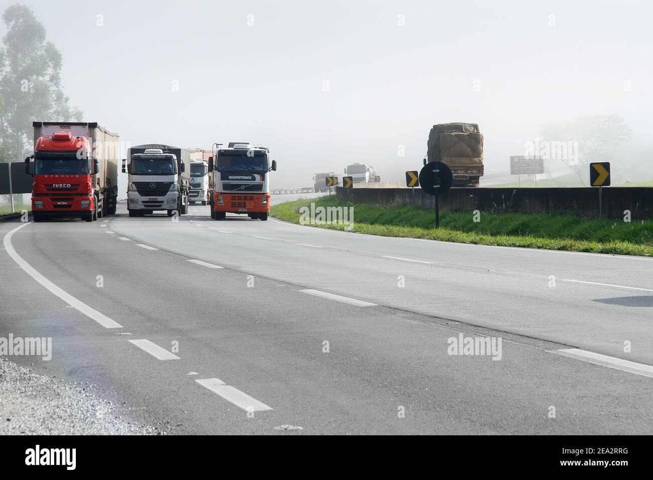 Minas Gerais, Brésil - 27 février 2015 : circulation et manutention de camions de transport sur l'autoroute Fernao Dias, BR 381 Banque D'Images