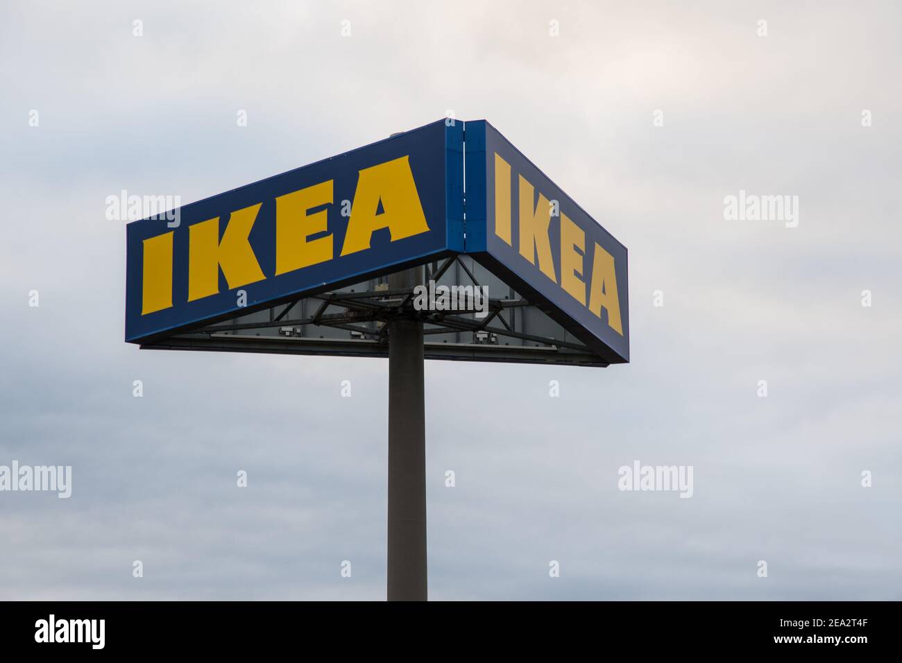 Reykjavik Islande - septembre 5. 2020: Panneau de magasin IKEA vers ciel couvert Banque D'Images