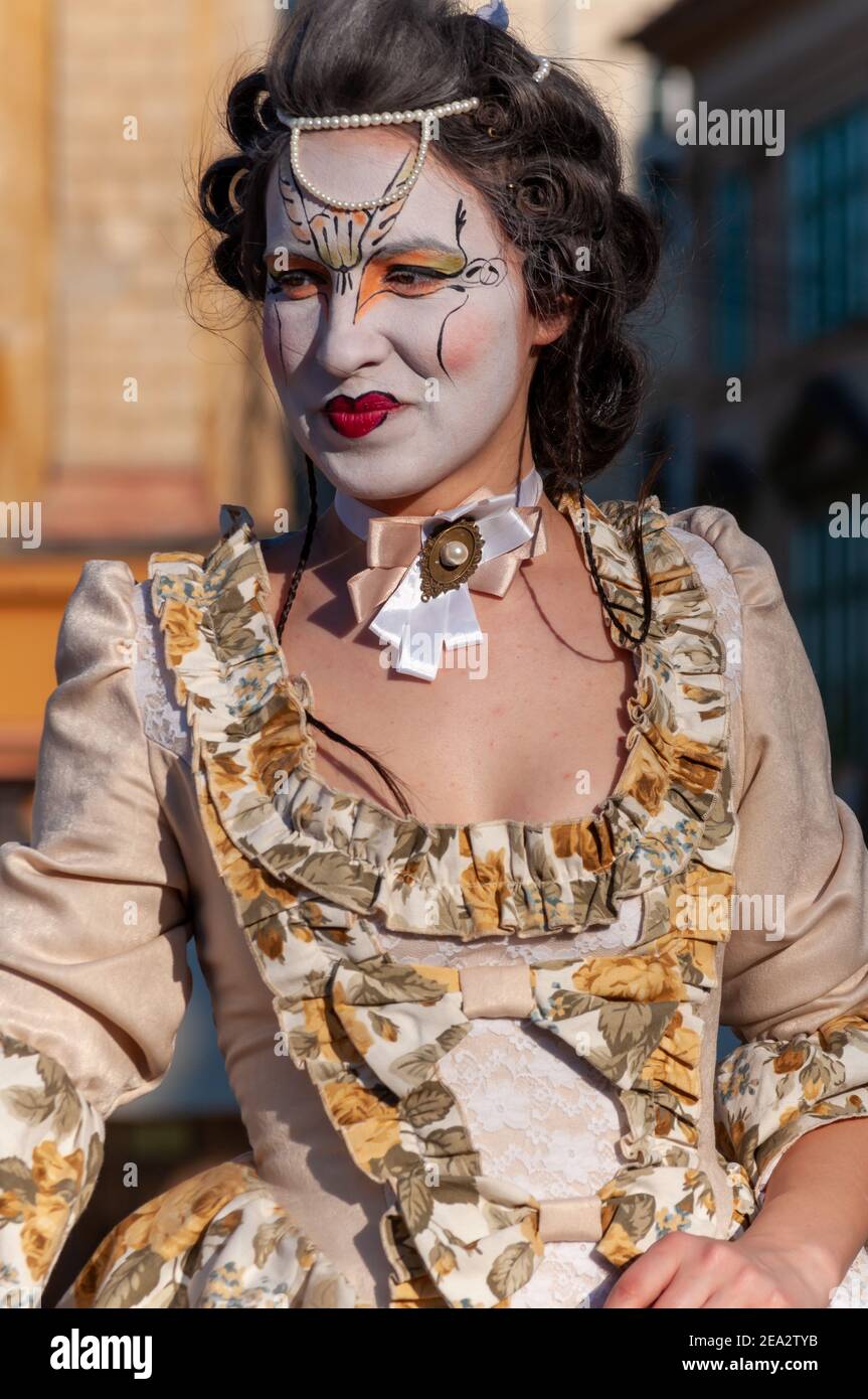 Timisoara, Roumanie - 31 Mars 2017 : Femme En Costume De Mascarade Se  Présentant Comme Une Statue Vivante Au Carnaval CheckArt Banque D'Images et  Photos Libres De Droits. Image 161973292