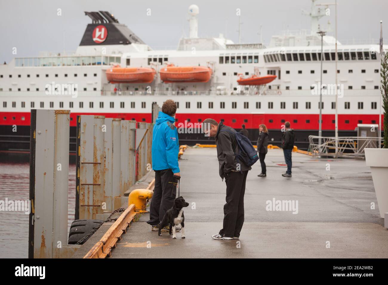 SVOLVAR/NORVÈGE - 2012 JUILLET 30:personnes attendant le quai Hurtigruten Croisière dans la ville de Svolvar Banque D'Images
