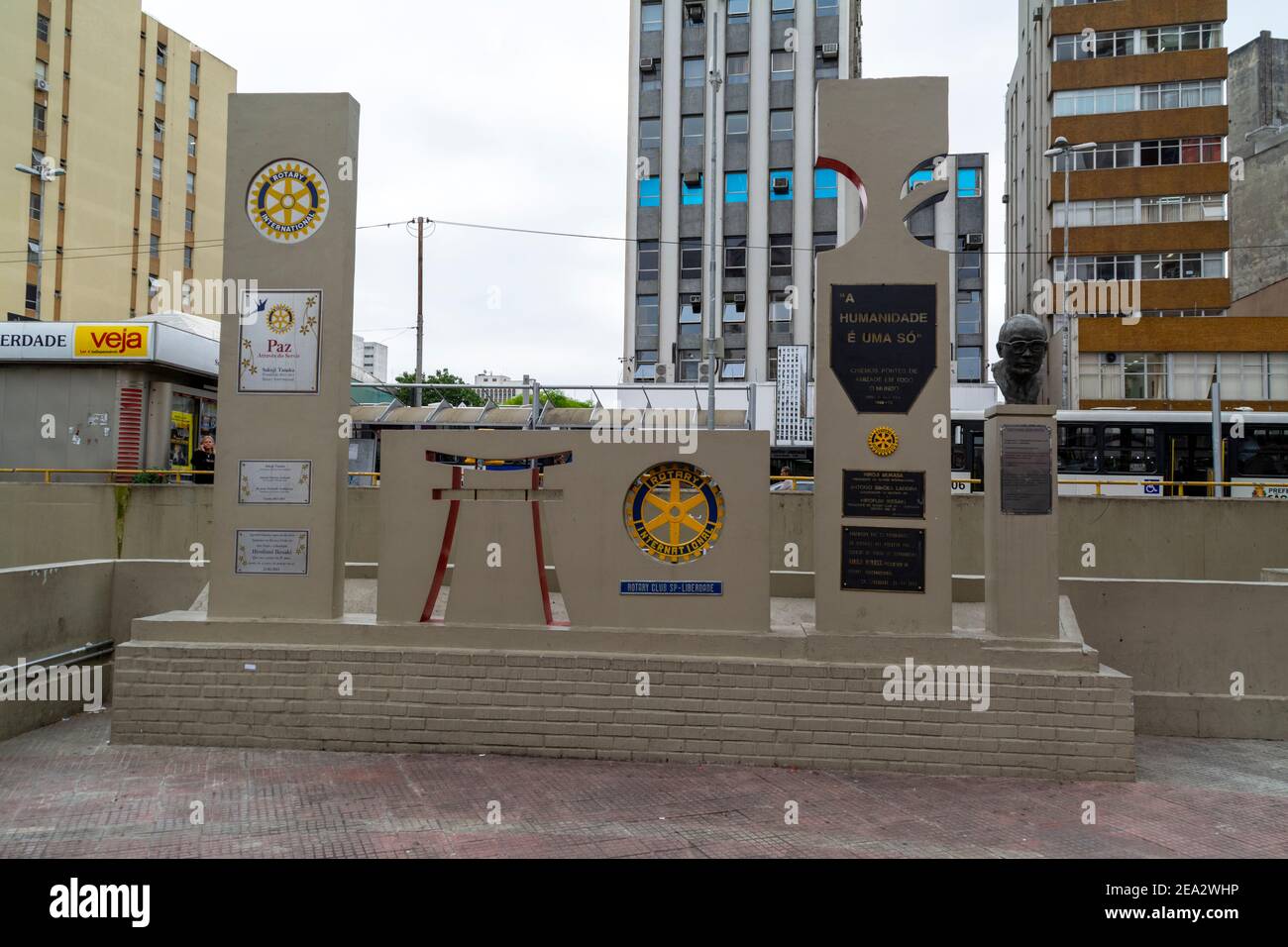 Un monument du Rotary International à la place de la liberté - Praca da Liberdade à Sao Paulo, Brésil. La place est où les premiers immigrants japonais ar Banque D'Images