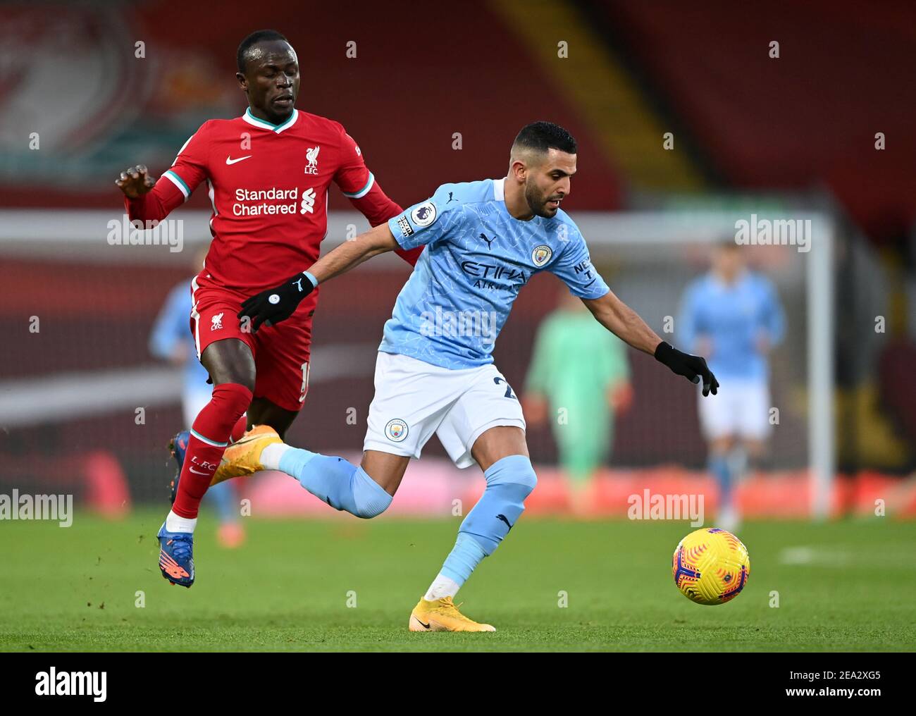 Sadio Mane de Liverpool (à gauche) et Riyad Mahrez de Manchester City se disputent le ballon lors du match de la Premier League à Anfield, Liverpool. Date de la photo: Dimanche 7 février 2021. Banque D'Images