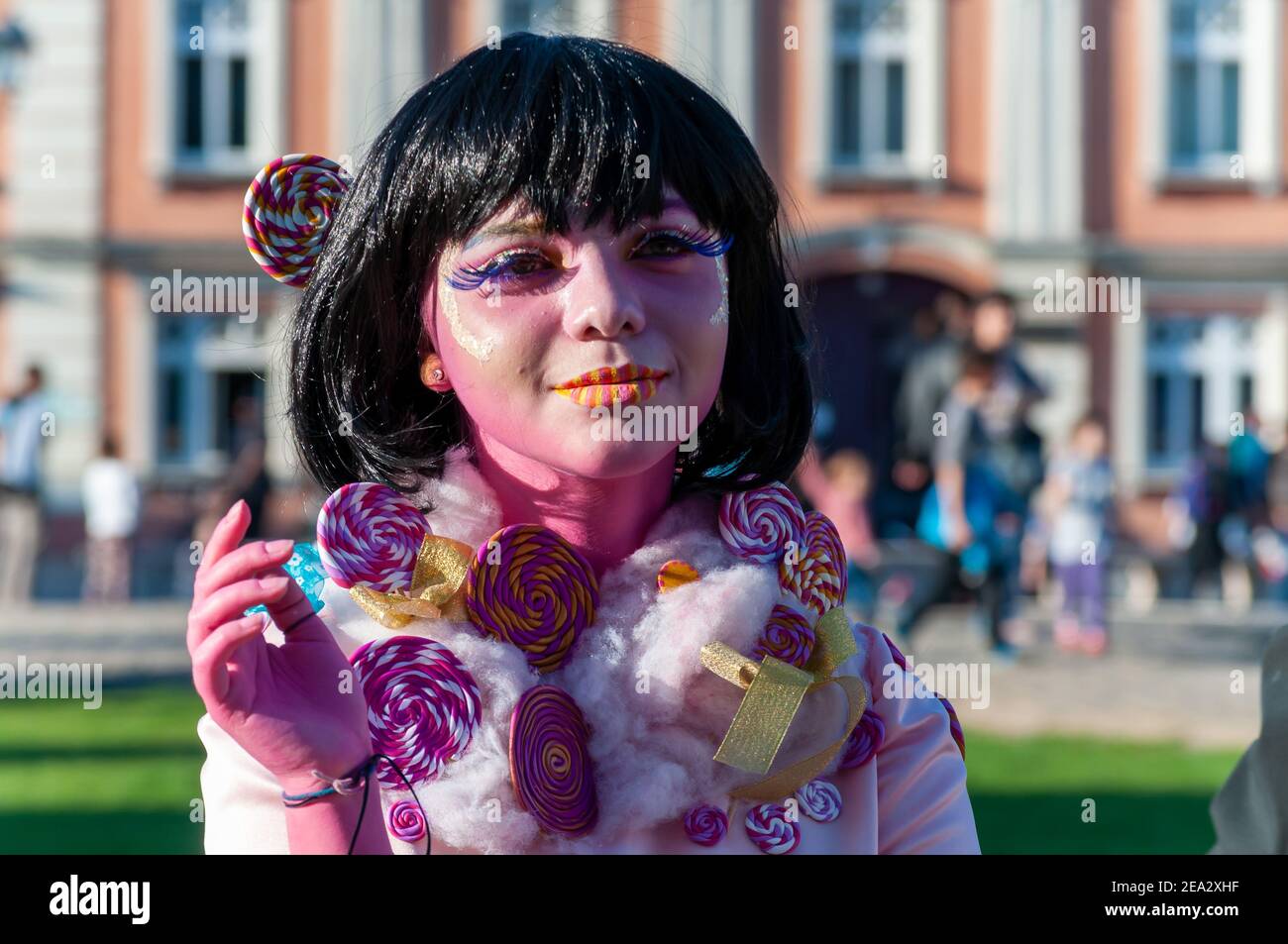 Timisoara, Roumanie - 31 Mars 2017 : Femme En Costume De Mascarade Se  Présentant Comme Une Statue Vivante Au Carnaval CheckArt Banque D'Images et  Photos Libres De Droits. Image 161973292