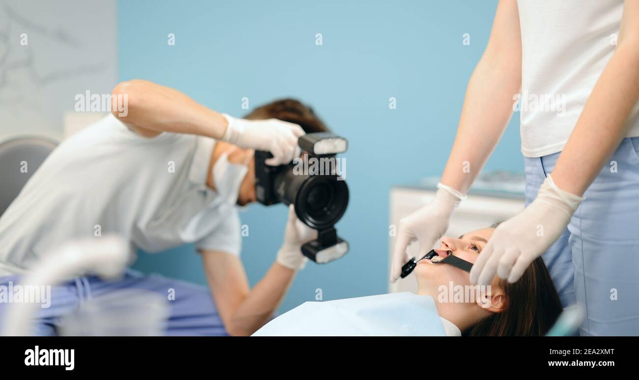 Dentiste photographiant le résultat de son travail Banque D'Images