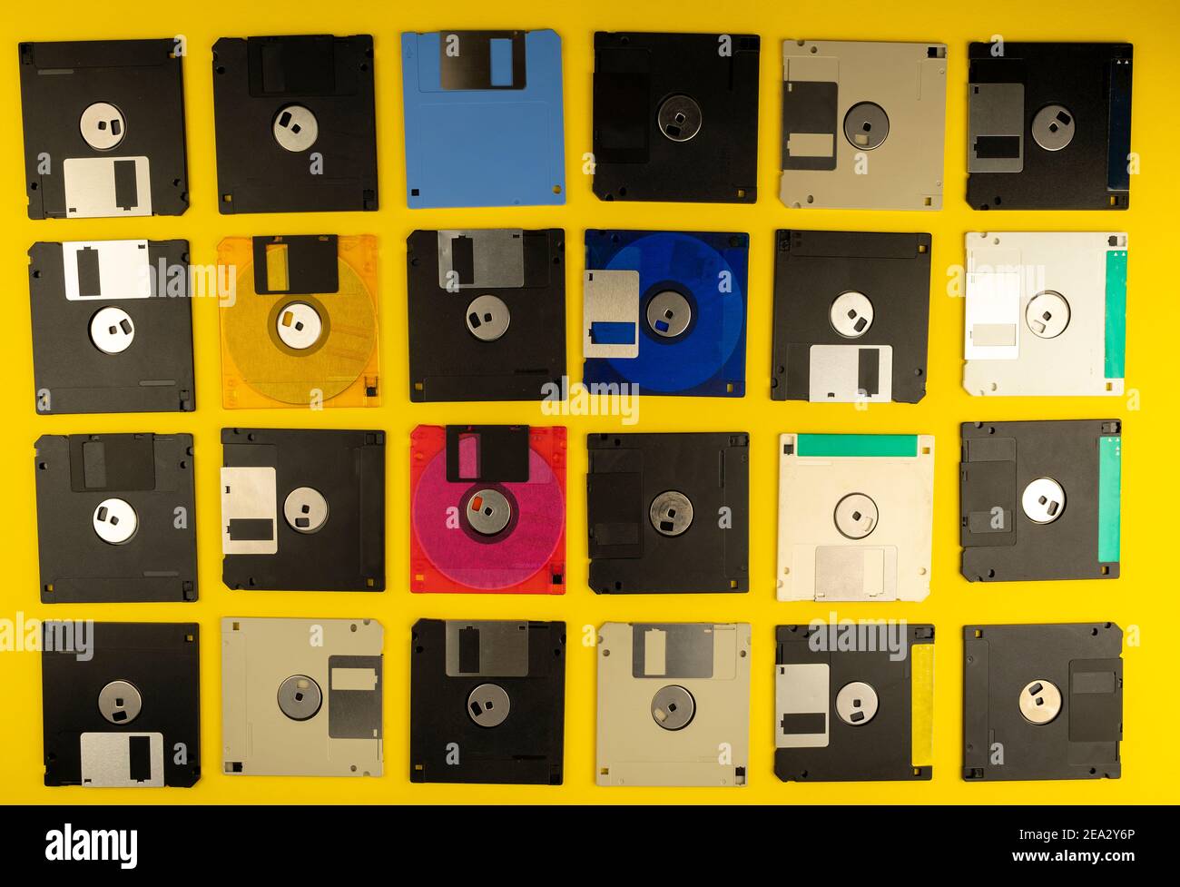 Disquette 3.5 pouces. Les disquettes 3 2 sont des icônes technologiques de  la décennie des années 80. Disquette rétro, vintage et colorée.  Arrière-plan jaune Photo Stock - Alamy