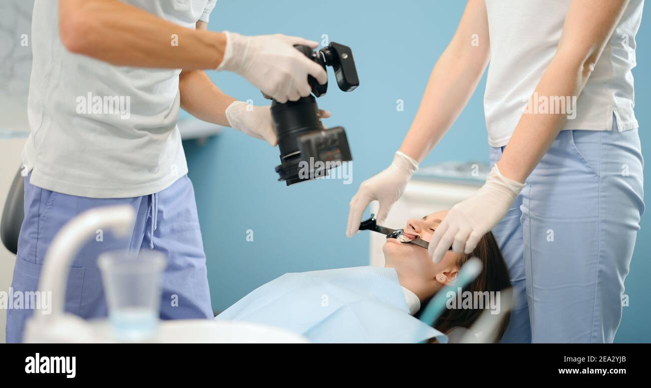 Dentiste photographiant le résultat de son travail Banque D'Images