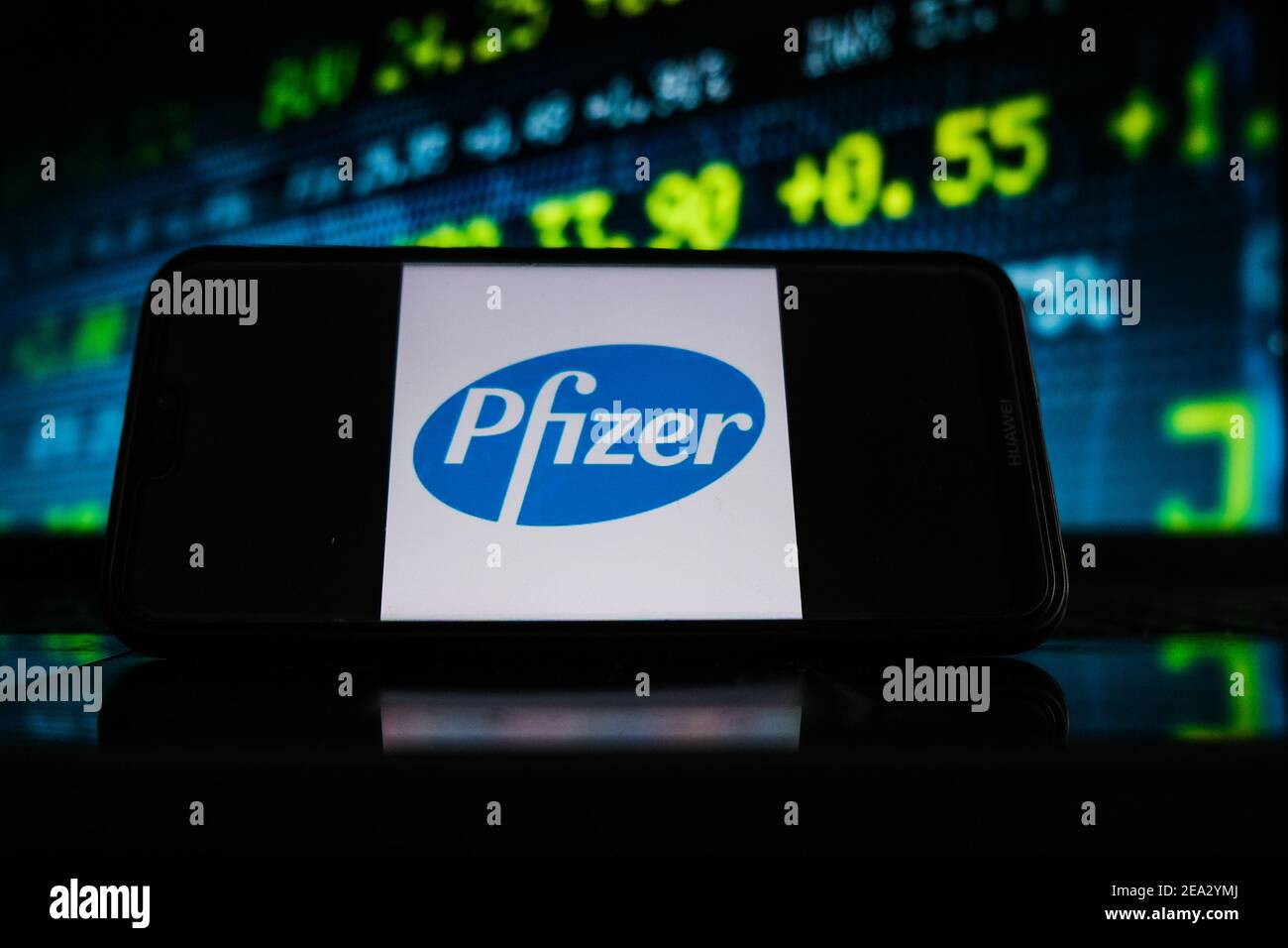 Pologne. 07e février 2021. Sur cette photo, un logo Pfizer apparaît sur l'écran d'un smartphone avec un graphique boursier en arrière-plan. Crédit : SOPA Images Limited/Alamy Live News Banque D'Images