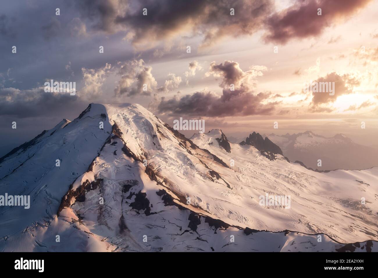 Paysage aérien spectaculaire vue sur les montagnes couvertes de nuages Banque D'Images