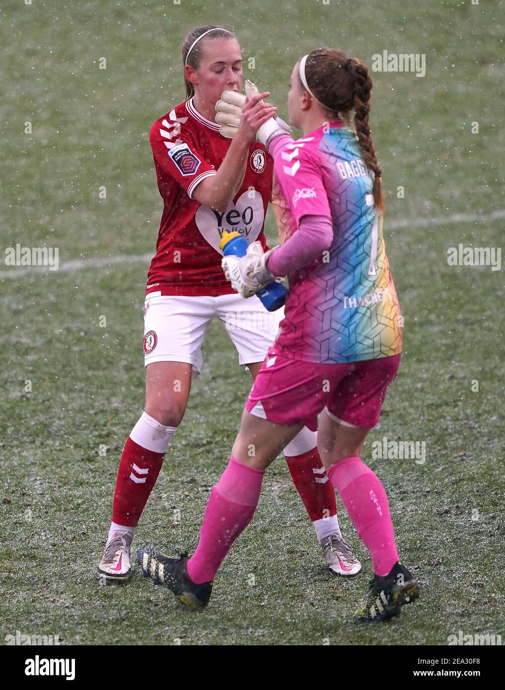 Flo Allen de Bristol City (à gauche) et Sophie Baggaley célèbrent le premier but de leur côté lors du match de Super League féminin FA au stade de construction de Chigwell, Dagenham. Date de la photo: Dimanche 7 février 2021. Banque D'Images