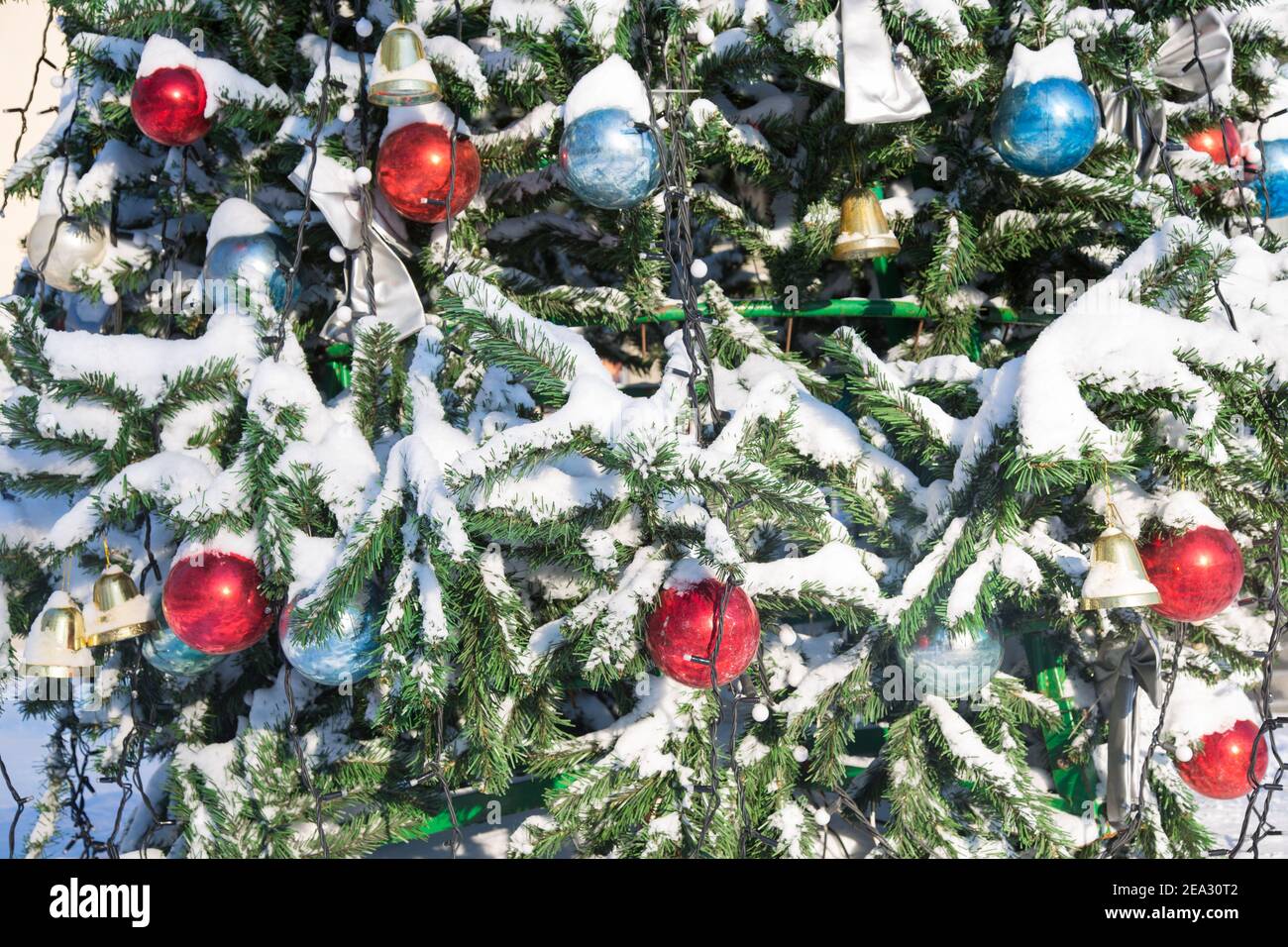 Gros plan des boules sur l'arbre de noël. Guirlande de bokeh en arrière-plan. Concept de la nouvelle année. Banque D'Images