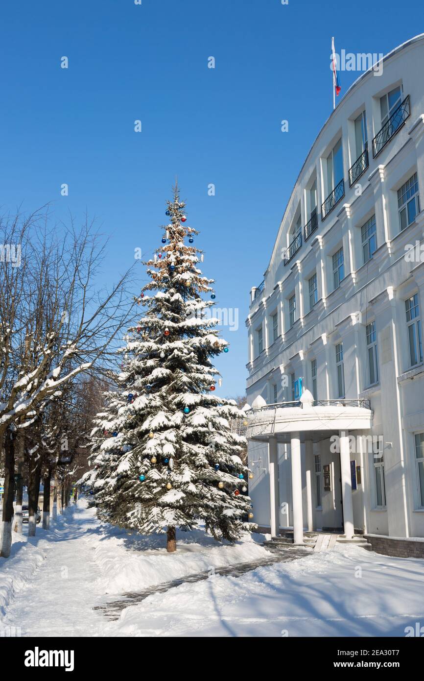 Arbre de Noël avec jouets sous forme d'épinette bleue naturelle dans la neige près du bâtiment municipal. Zvenigorod / Russie - 2021 01 18: Hiver urbain Banque D'Images