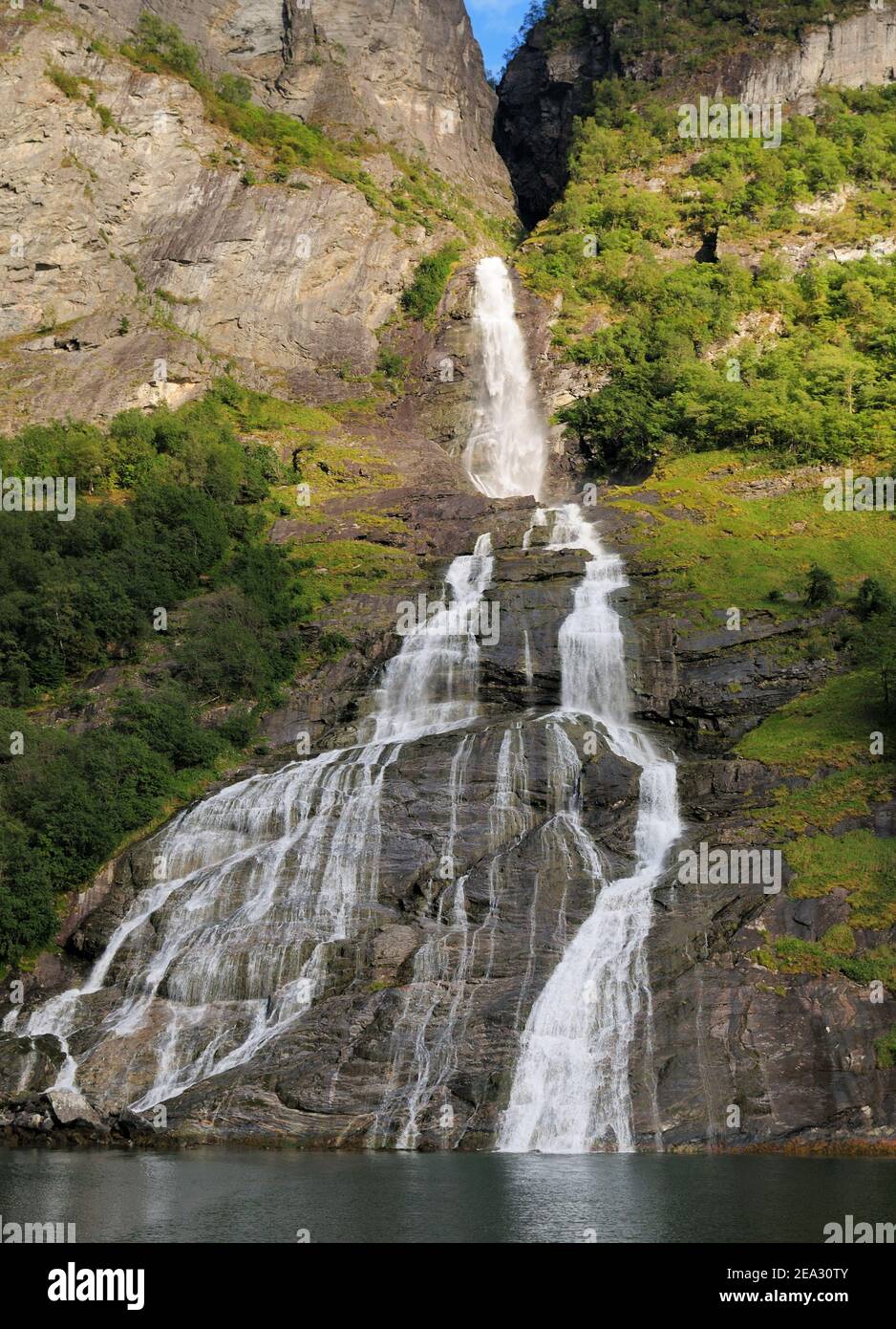 Friaren Falls à Geiranger Fjord Norway lors D'UN été ensoleillé Jour Banque D'Images