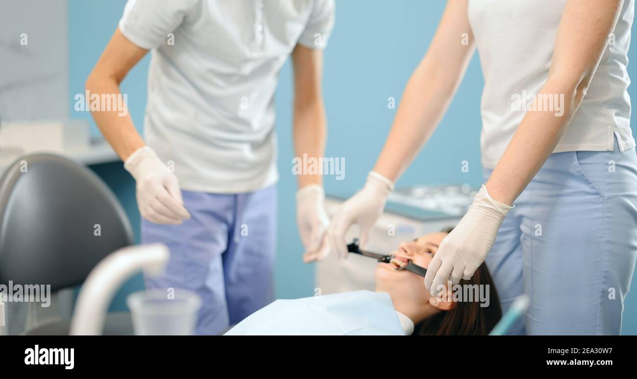 Dentiste photographiant le résultat de son travail Banque D'Images