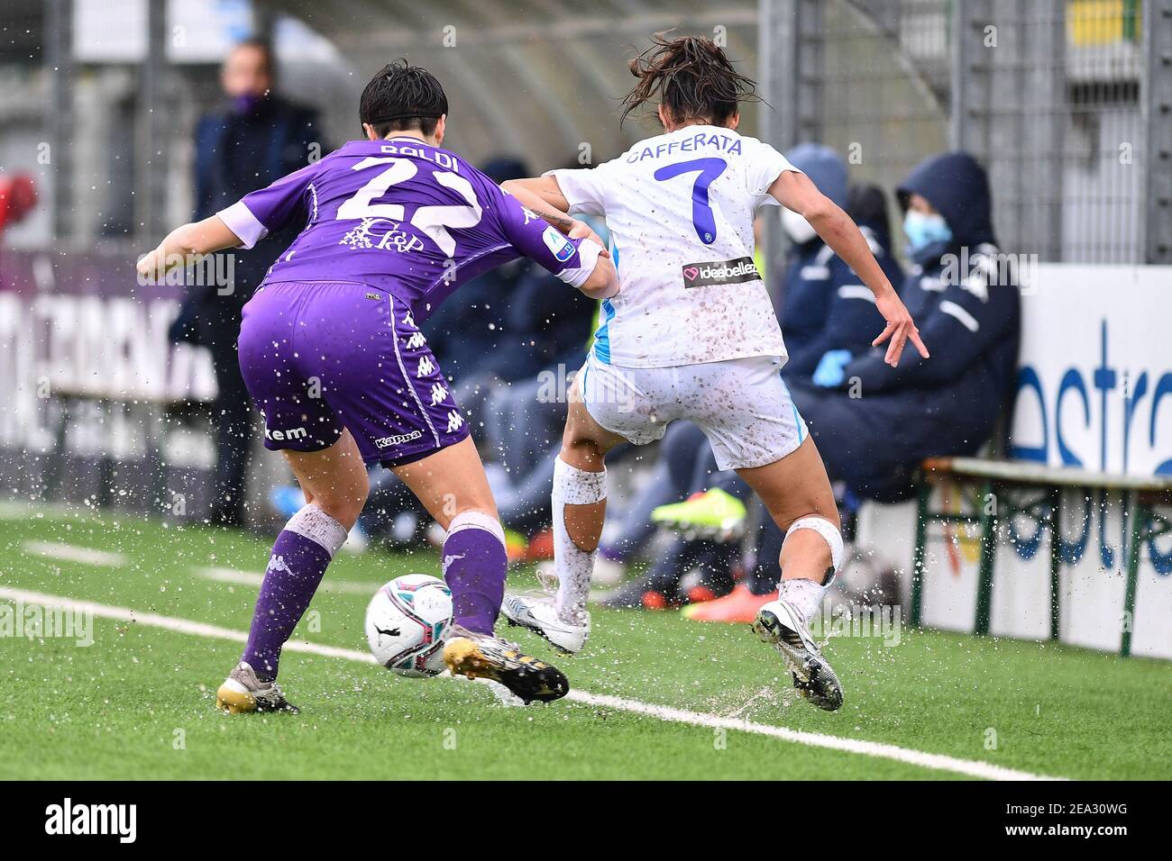 Florence, Italie. 7 février 2021. Firenze, Italie, Stade Gino Bozzi, 07 février 2021, Sara Baldi (Fiorentina Femminile) et Federica Cafferata (Napoli) pendant l'ACF Fiorentina Femminile vs Napoli Femminile - football italien Serie A Women Match Credit: Lisa Guglielmi/LPS/ZUMA Wire/Alamy Live News Banque D'Images