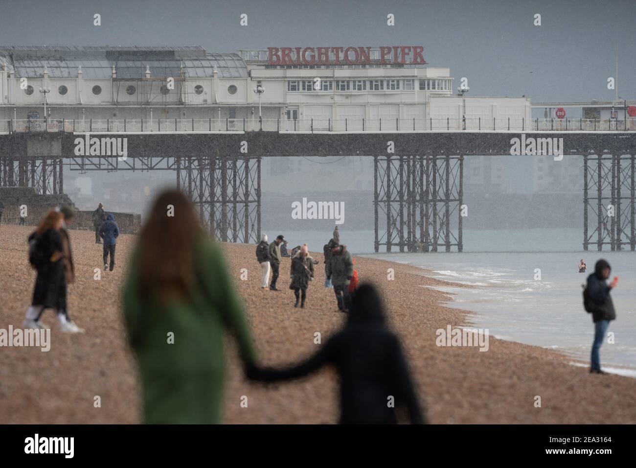 Chutes de neige sur Brighton Beach près de Brighton Palace Pier à Brighton, dimanche 9 février 2021 Banque D'Images