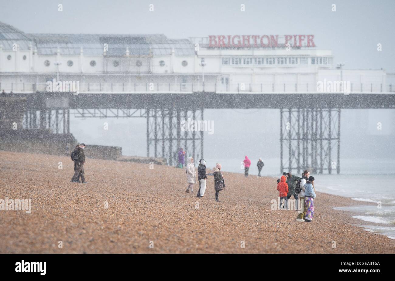 Chutes de neige sur Brighton Beach près de Brighton Palace Pier à Brighton, dimanche 9 février 2021 Banque D'Images