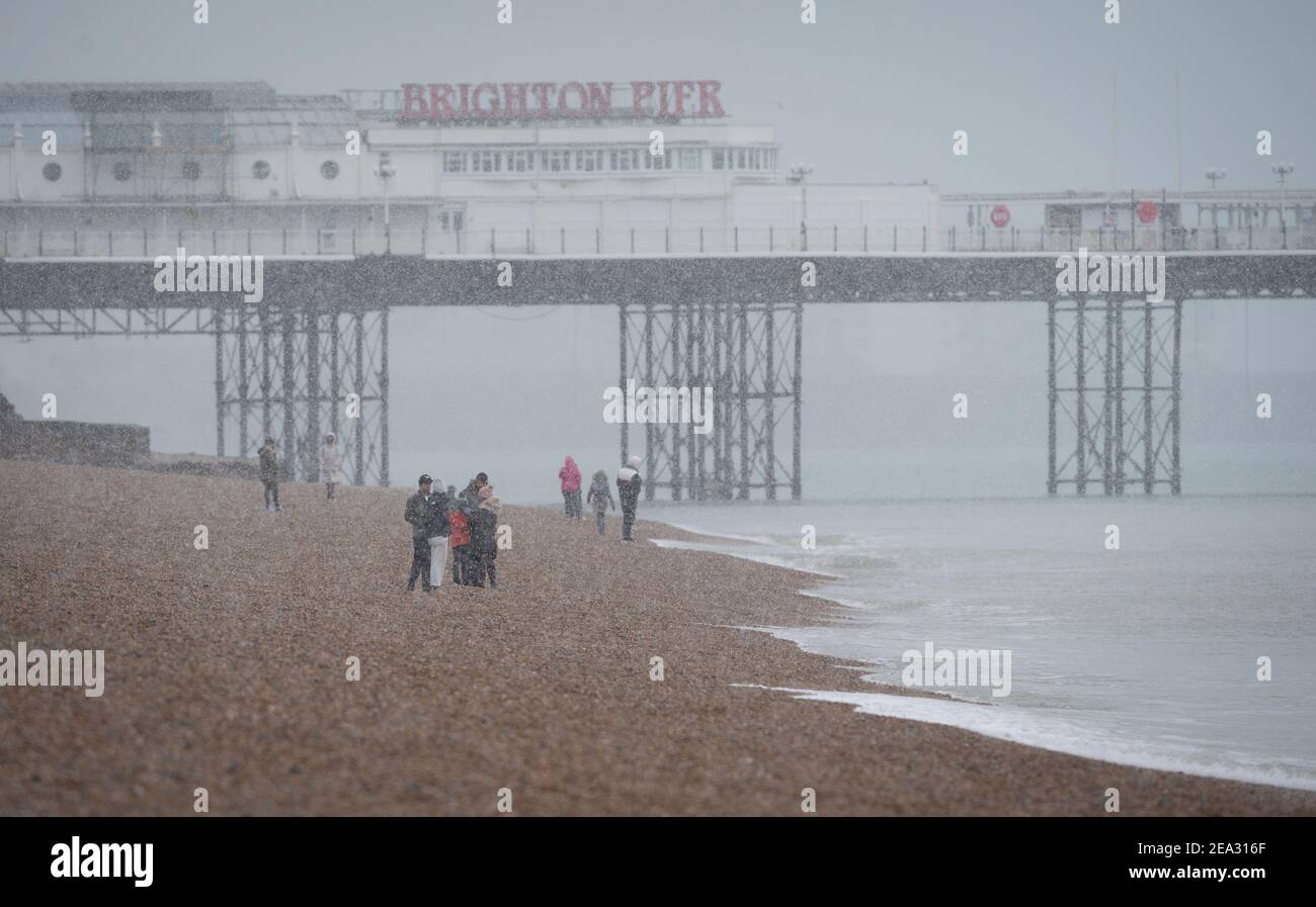 Chutes de neige sur Brighton Beach près de Brighton Palace Pier à Brighton, dimanche 9 février 2021 Banque D'Images